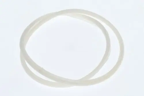 Transparenter Gummi- oder Silikonring, der in einer Schleife angeordnet ist, möglicherweise von Bosch, geeignet für Dichtungsanwendungen.